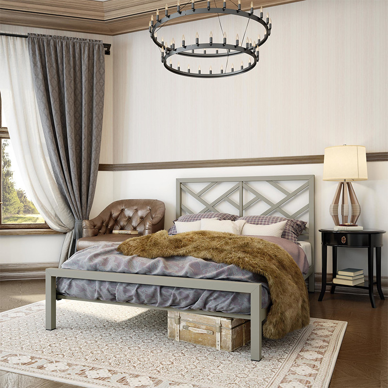 Пример оригинального дизайна: большая гостевая спальня (комната для гостей) в стиле модернизм с белыми стенами, ковровым покрытием, угловым камином, фасадом камина из металла и разноцветным полом