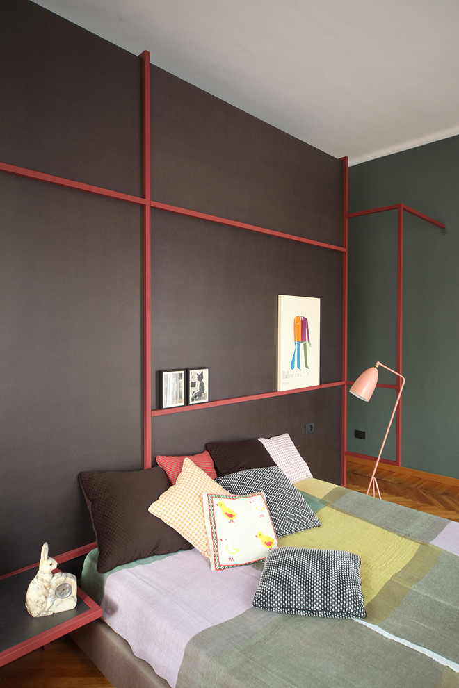 Aménagement d'une chambre parentale scandinave avec un mur multicolore et un sol en bois brun.