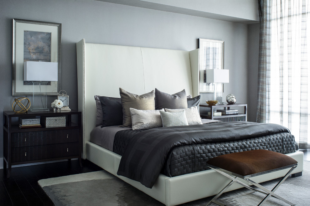 Großes Modernes Hauptschlafzimmer mit grauer Wandfarbe und Laminat in Orlando