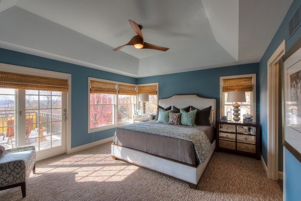 Foto de dormitorio principal clásico renovado de tamaño medio sin chimenea con paredes azules, moqueta y suelo multicolor