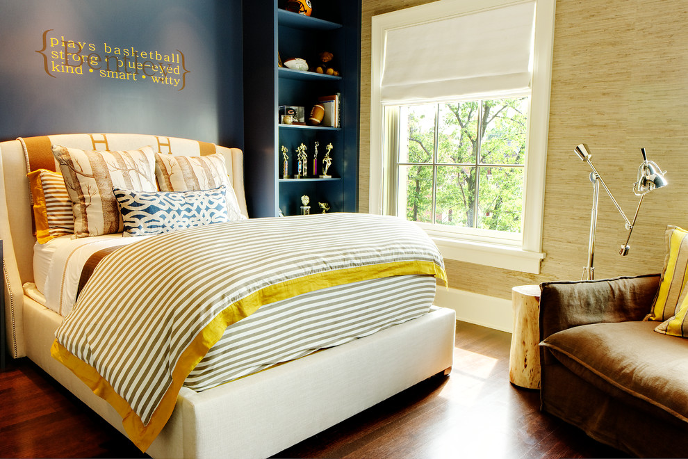 Inspiration för ett mellanstort vintage sovrum, med blå väggar och mellanmörkt trägolv