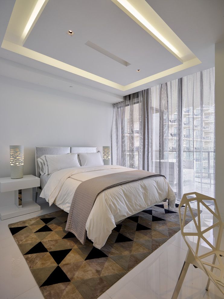 Geräumiges Modernes Hauptschlafzimmer mit beiger Wandfarbe und Marmorboden in Miami