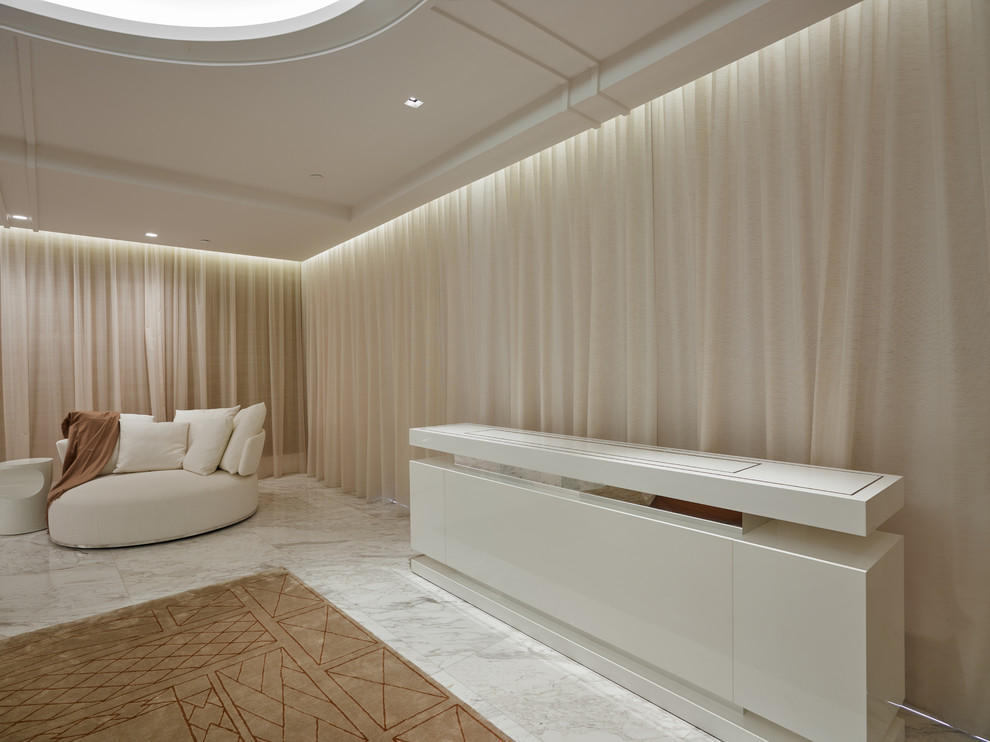 Ispirazione per un'ampia camera matrimoniale contemporanea con pareti beige e pavimento in marmo