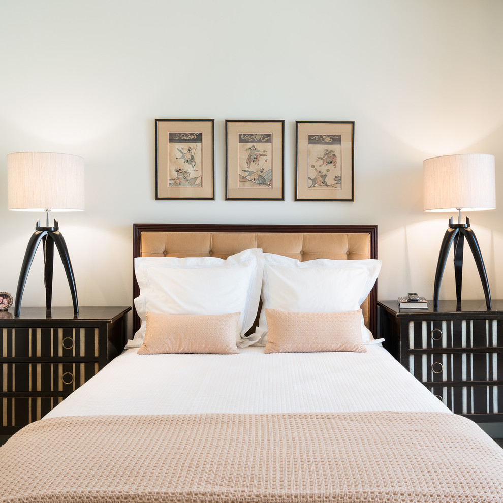 Modelo de dormitorio principal vintage de tamaño medio sin chimenea con paredes azules y moqueta