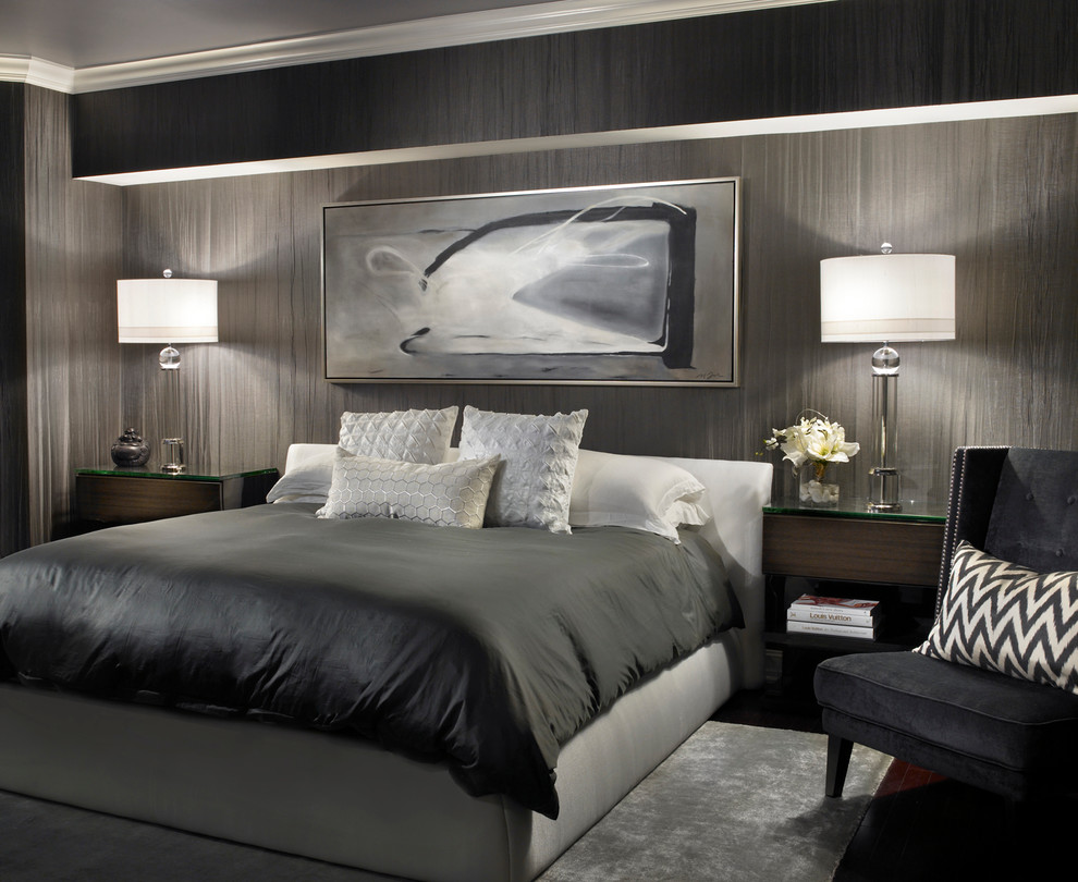 Esempio di una camera degli ospiti minimalista di medie dimensioni con pareti grigie, parquet scuro, nessun camino e pavimento marrone