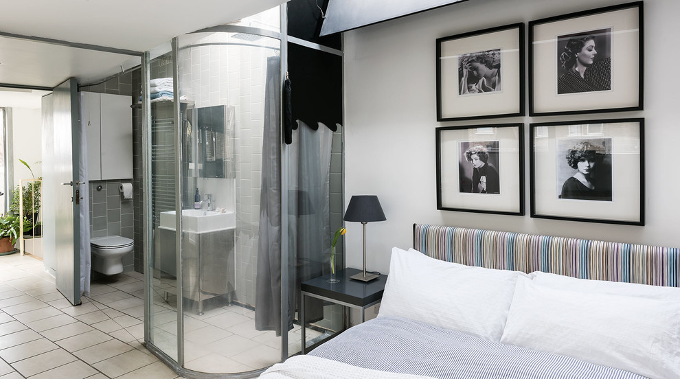 ロンドンにあるコンテンポラリースタイルのおしゃれな主寝室 (白い壁、セラミックタイルの床) のインテリア