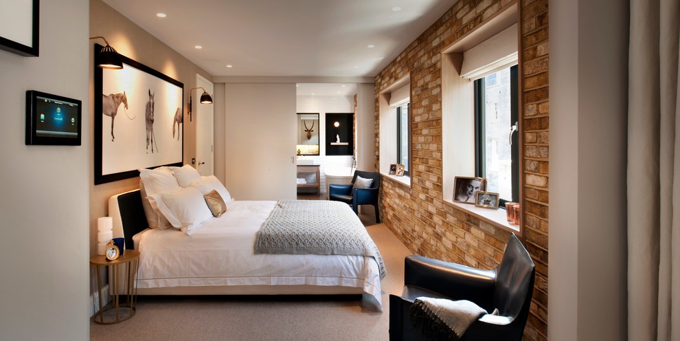 На фото: хозяйская спальня среднего размера в современном стиле с ковровым покрытием