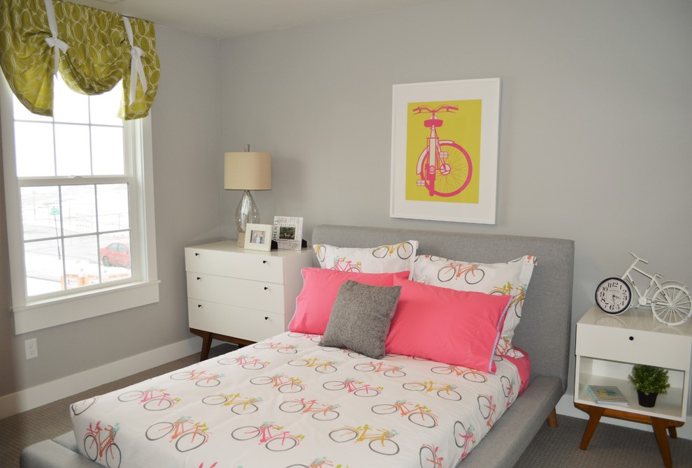 Cette image montre une chambre grise et rose vintage de taille moyenne avec un mur gris et aucune cheminée.