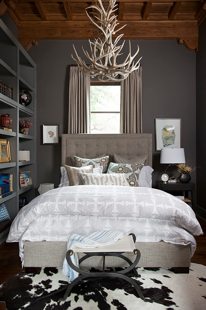 Стильный дизайн: спальня в средиземноморском стиле с серыми стенами и темным паркетным полом - последний тренд