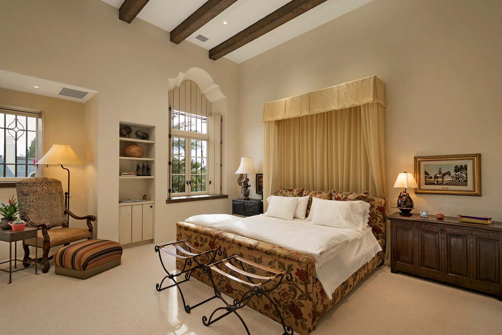 Ejemplo de habitación de invitados mediterránea grande sin chimenea con paredes beige y moqueta