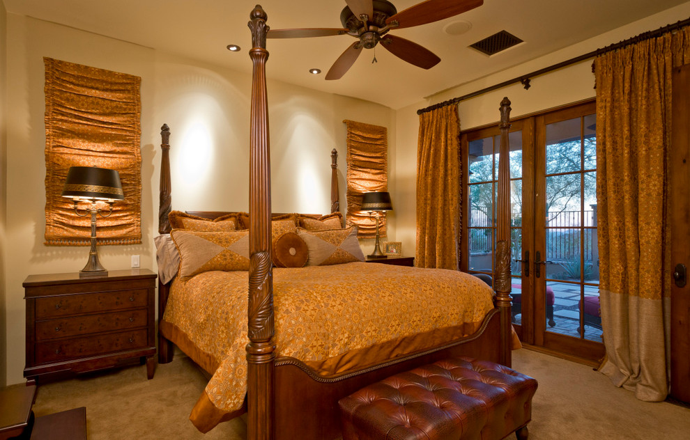 Modelo de habitación de invitados de estilo americano extra grande con paredes beige, moqueta, chimenea de esquina y marco de chimenea de ladrillo