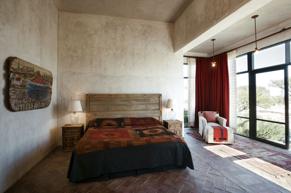 Mediterranes Schlafzimmer mit beiger Wandfarbe in New York