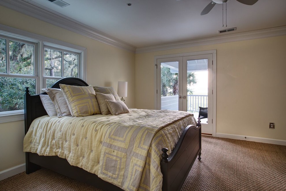 На фото: гостевая спальня среднего размера, (комната для гостей) в морском стиле с желтыми стенами, ковровым покрытием и бежевым полом без камина с