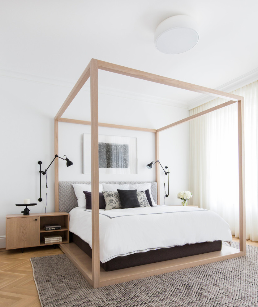 Стильный дизайн: большая хозяйская спальня в современном стиле с белыми стенами и бежевым полом - последний тренд