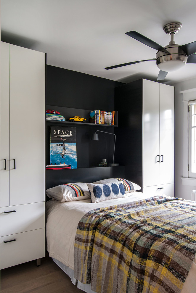 Modern inredning av ett sovrum, med svarta väggar
