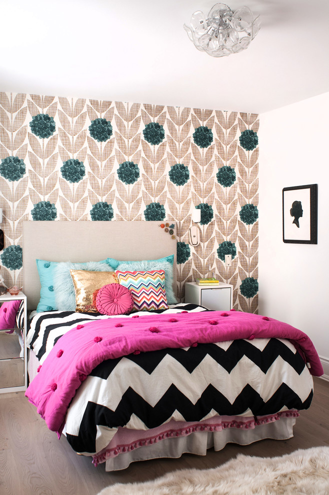 Ispirazione per una camera da letto contemporanea con pareti multicolore e pavimento in legno massello medio