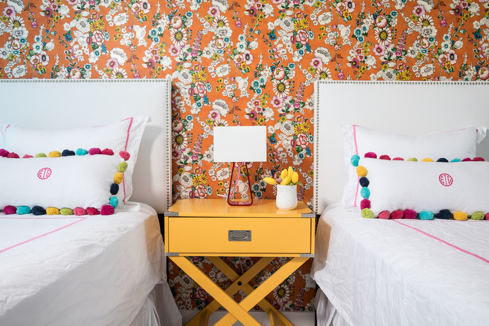 Источник вдохновения для домашнего уюта: гостевая спальня среднего размера, (комната для гостей) в современном стиле с разноцветными стенами и обоями на стенах