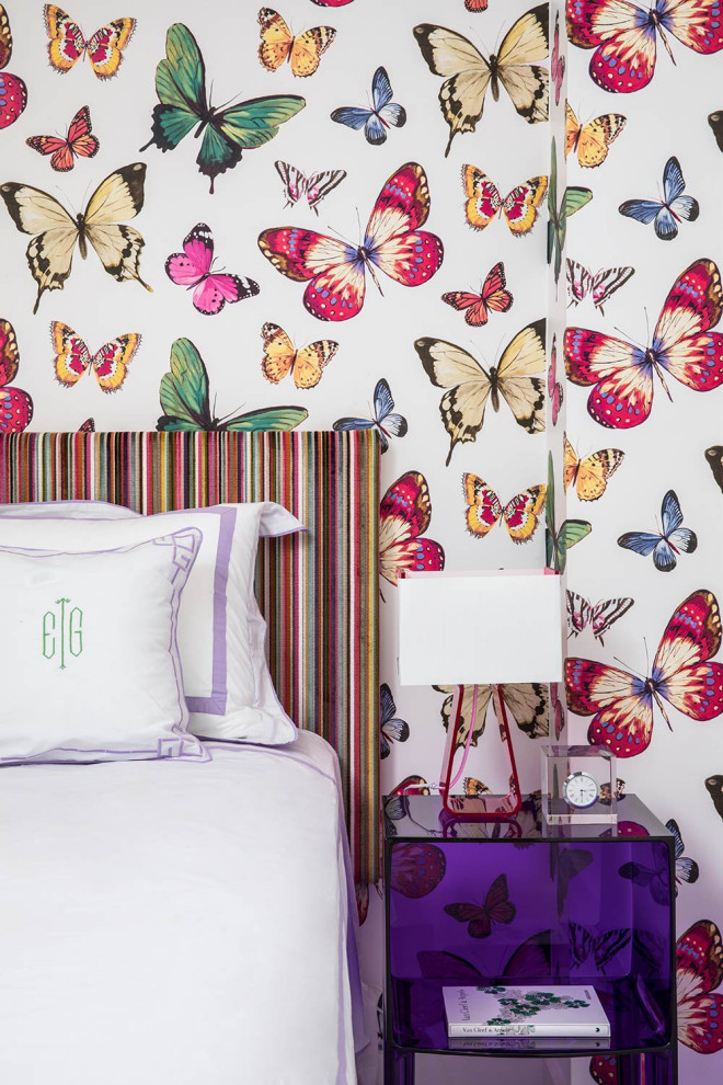 Exemple d'une petite chambre d'amis tendance avec un mur multicolore et du papier peint.