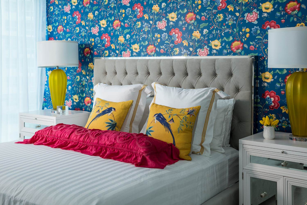 Стильный дизайн: большая гостевая спальня (комната для гостей) в современном стиле с разноцветными стенами и обоями на стенах - последний тренд