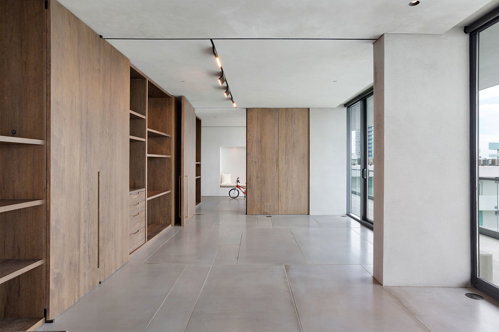 Mittelgroßes Modernes Gästezimmer ohne Kamin mit bunten Wänden, Porzellan-Bodenfliesen und beigem Boden in Miami