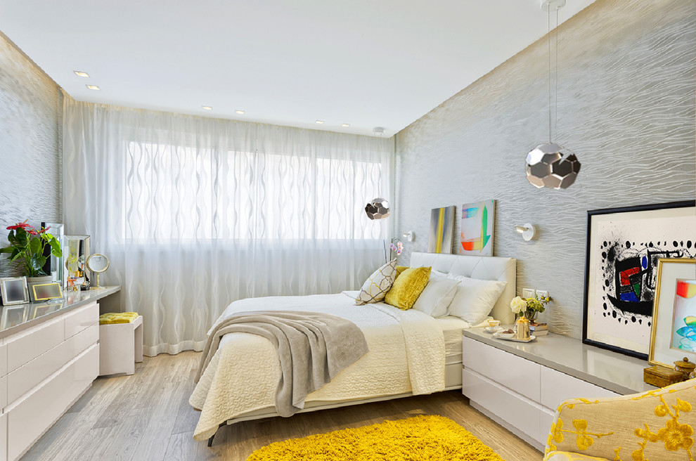 Inspiration för mellanstora moderna gästrum, med grå väggar, ljust trägolv och beiget golv