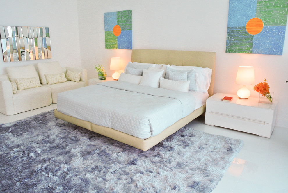 На фото: хозяйская спальня среднего размера в современном стиле с белыми стенами и мраморным полом с