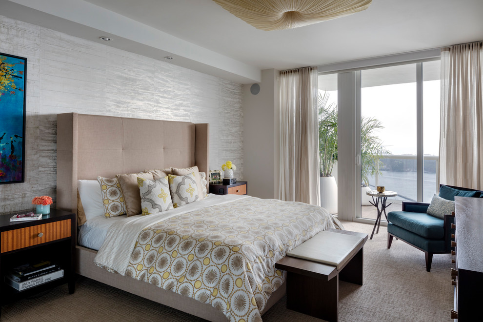 Modelo de dormitorio principal actual pequeño con paredes beige, moqueta y suelo beige