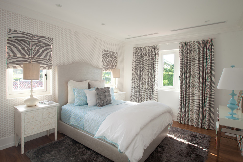 Пример оригинального дизайна: спальня в современном стиле с белыми стенами и паркетным полом среднего тона без камина