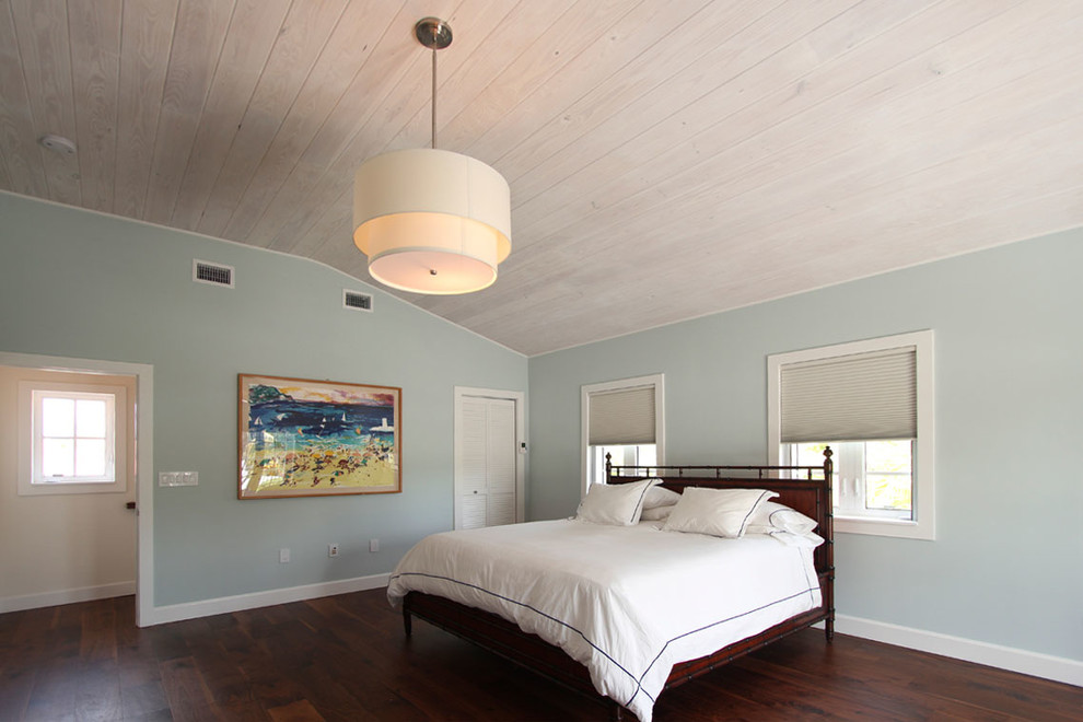 Immagine di una camera degli ospiti minimal di medie dimensioni con pareti bianche, parquet scuro, nessun camino e pavimento marrone