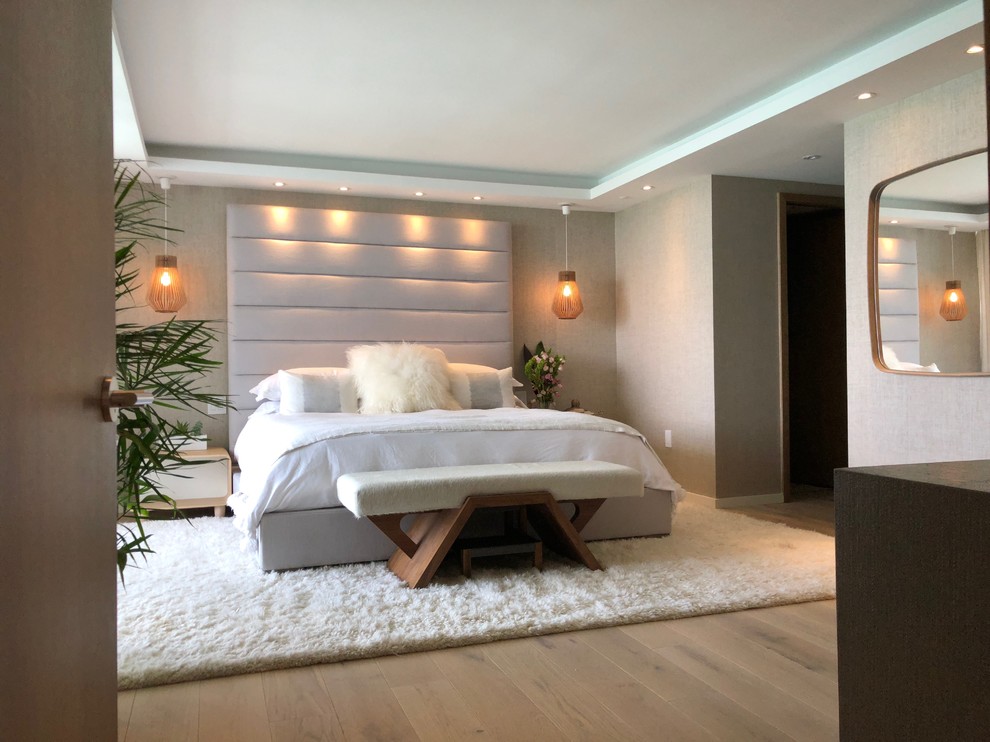 Réalisation d'une chambre parentale minimaliste de taille moyenne avec un mur beige, parquet clair et un sol blanc.