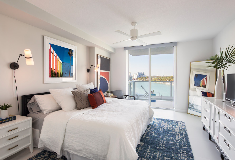Стильный дизайн: спальня в морском стиле с белыми стенами и белым полом - последний тренд