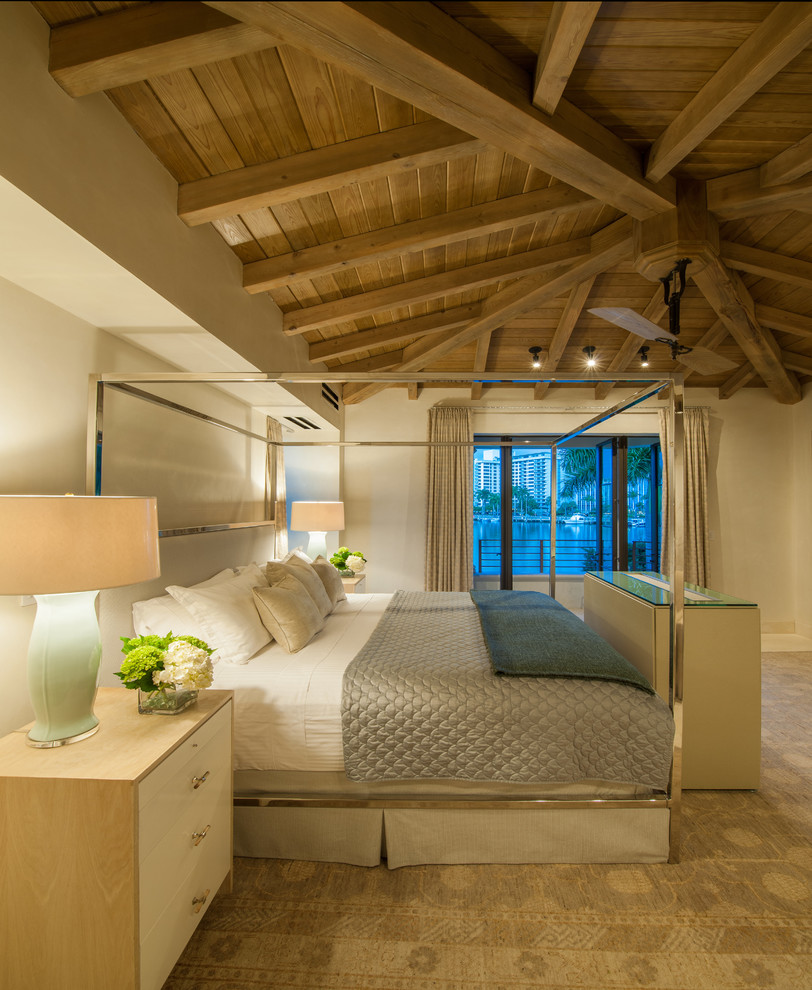 マイアミにある広い地中海スタイルのおしゃれな寝室 (ベージュの壁、カーペット敷き)