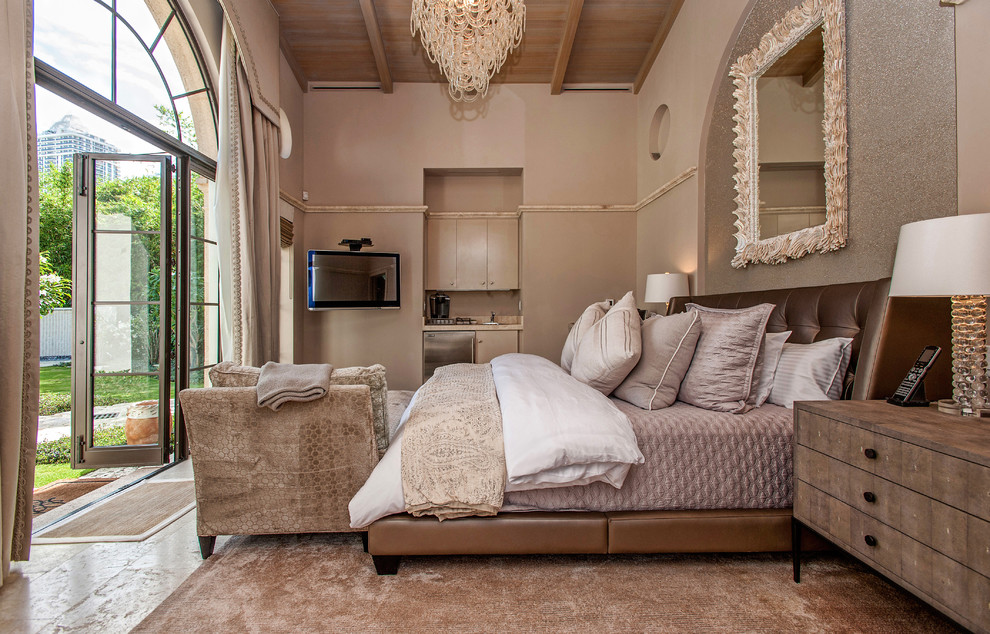 Mediterranes Schlafzimmer ohne Kamin mit brauner Wandfarbe in Miami