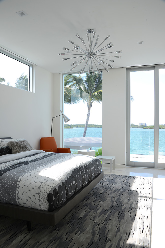 Modernes Gästezimmer mit weißer Wandfarbe und weißem Boden in Miami