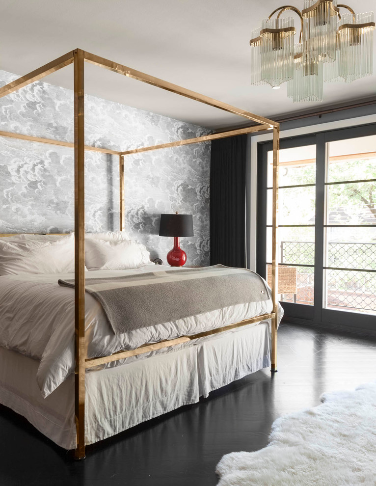 Источник вдохновения для домашнего уюта: хозяйская спальня в современном стиле с деревянным полом и разноцветными стенами