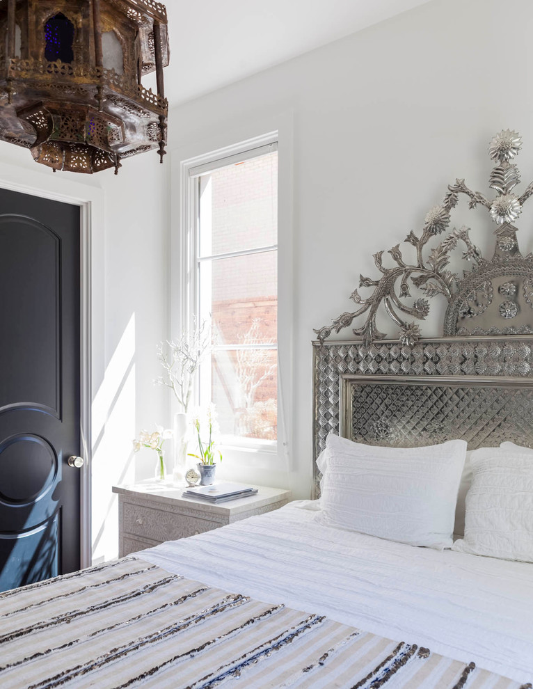 Свежая идея для дизайна: гостевая спальня (комната для гостей) в стиле шебби-шик с белыми стенами - отличное фото интерьера