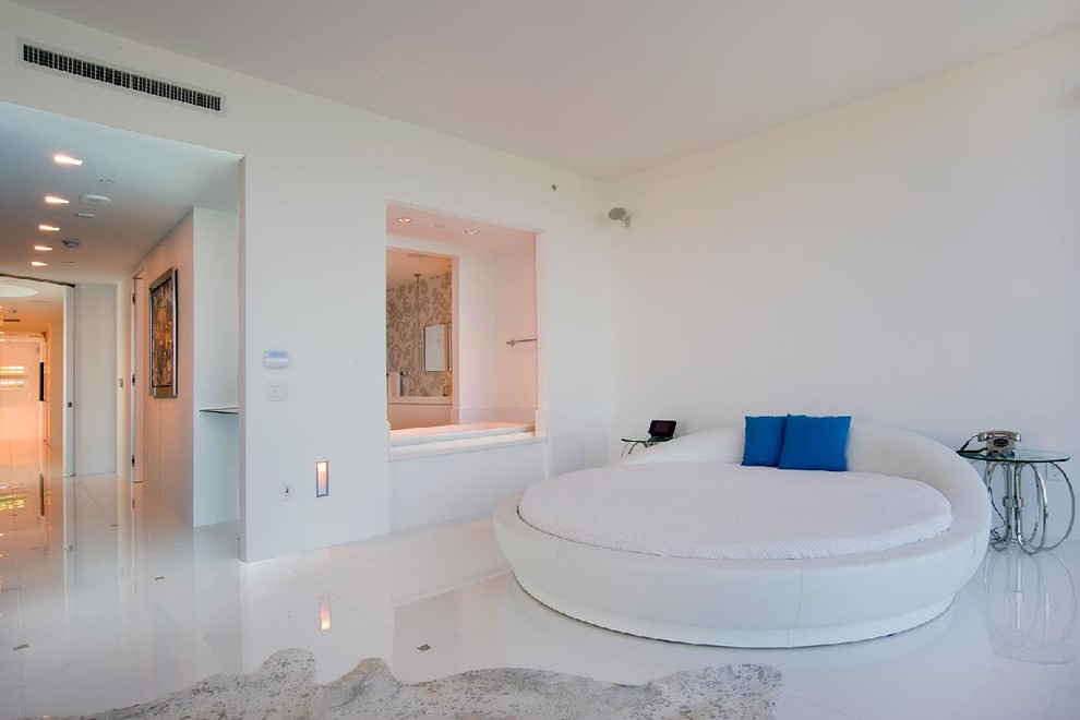 Idee per una camera da letto contemporanea con pareti bianche e pavimento bianco