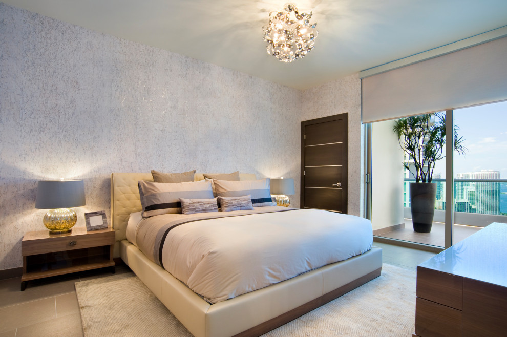 Mittelgroßes Modernes Hauptschlafzimmer mit weißer Wandfarbe, Porzellan-Bodenfliesen, grauem Boden und Tapetenwänden in Miami