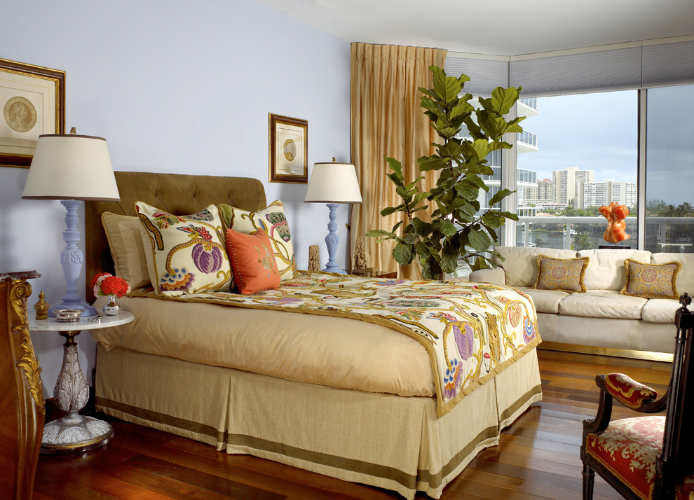 Eklektisches Hauptschlafzimmer mit blauer Wandfarbe in Miami