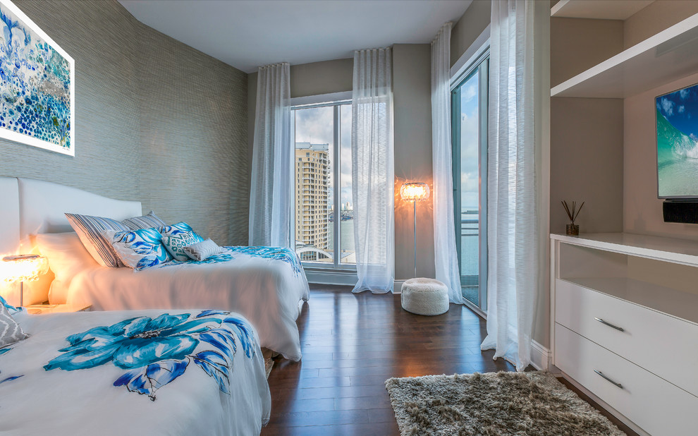 На фото: гостевая спальня (комната для гостей), среднего размера в современном стиле с серыми стенами и паркетным полом среднего тона без камина с