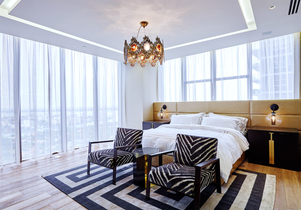 Modernes Schlafzimmer ohne Kamin mit weißer Wandfarbe und braunem Holzboden in Miami