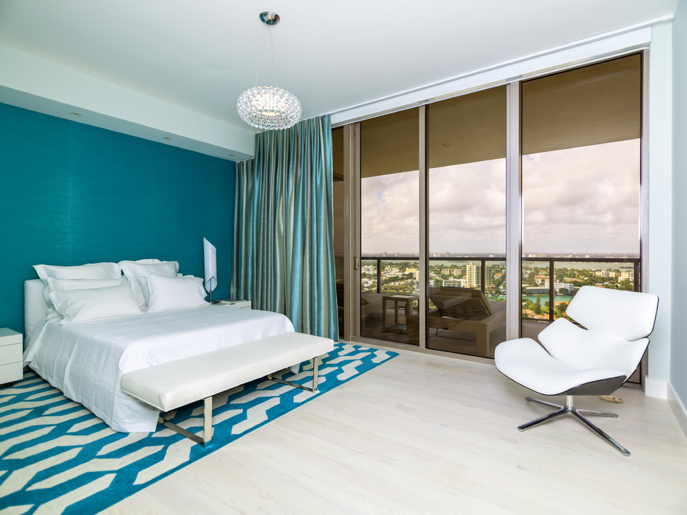 Mittelgroßes Modernes Hauptschlafzimmer ohne Kamin mit grauer Wandfarbe und Teppichboden in Miami