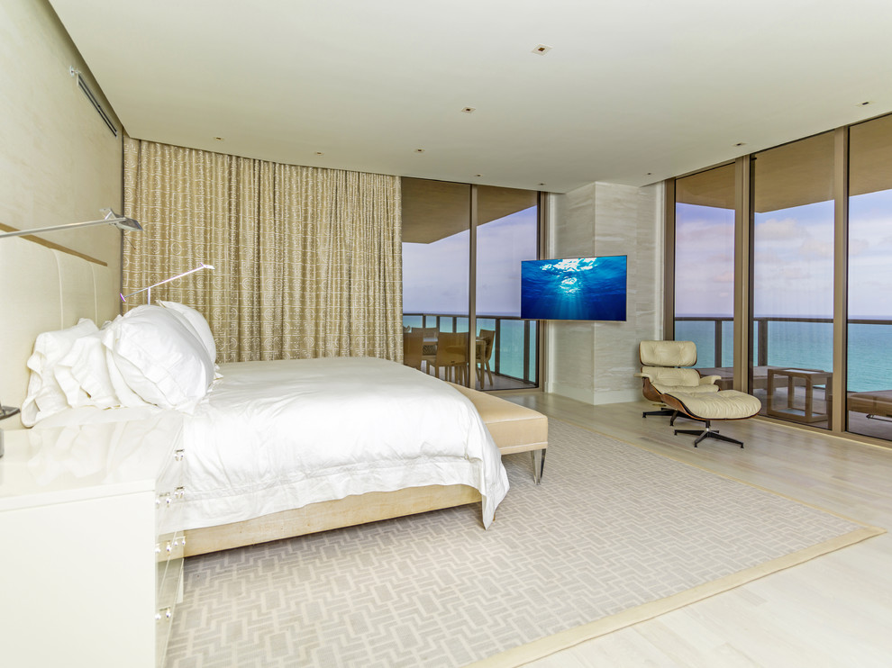 Mittelgroßes Modernes Hauptschlafzimmer ohne Kamin mit grauer Wandfarbe und Teppichboden in Miami