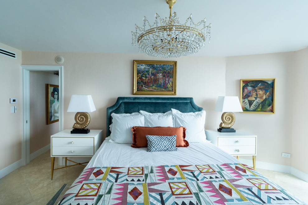 Идея дизайна: большая хозяйская спальня в морском стиле с розовыми стенами, полом из керамогранита и бежевым полом без камина