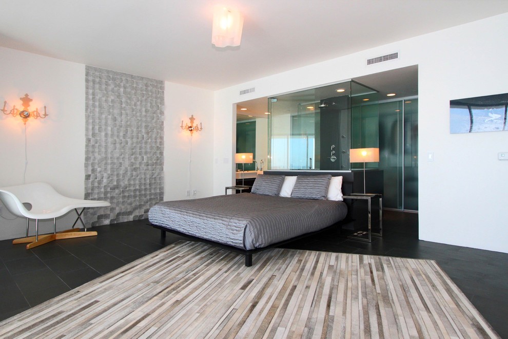 Modernes Schlafzimmer mit weißer Wandfarbe und schwarzem Boden in Miami