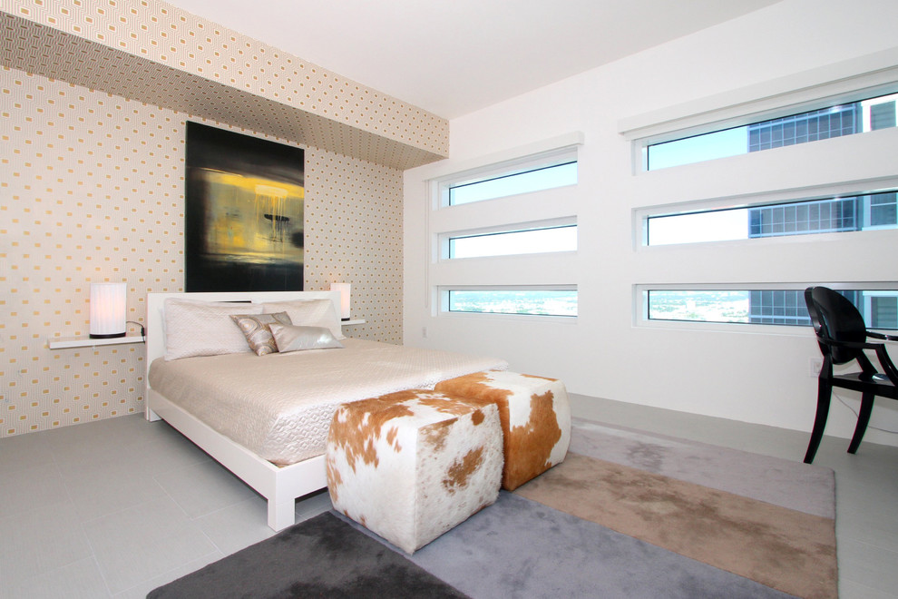 Immagine di una camera da letto moderna con pareti multicolore