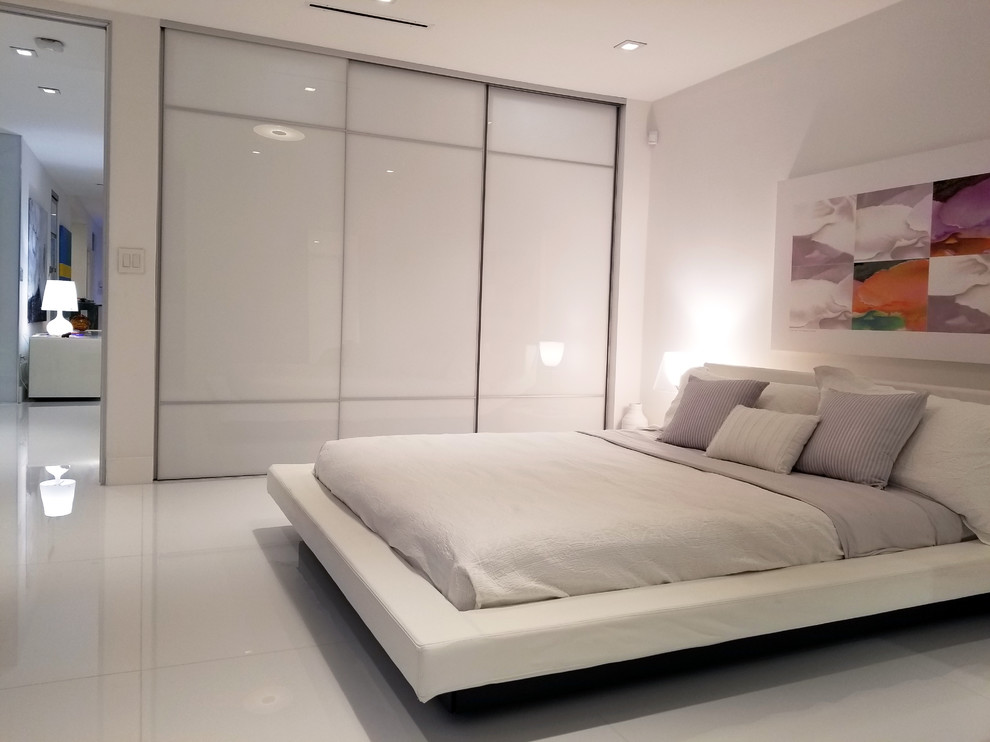 Idee per una camera degli ospiti minimal di medie dimensioni con pareti bianche, pavimento in marmo e pavimento bianco