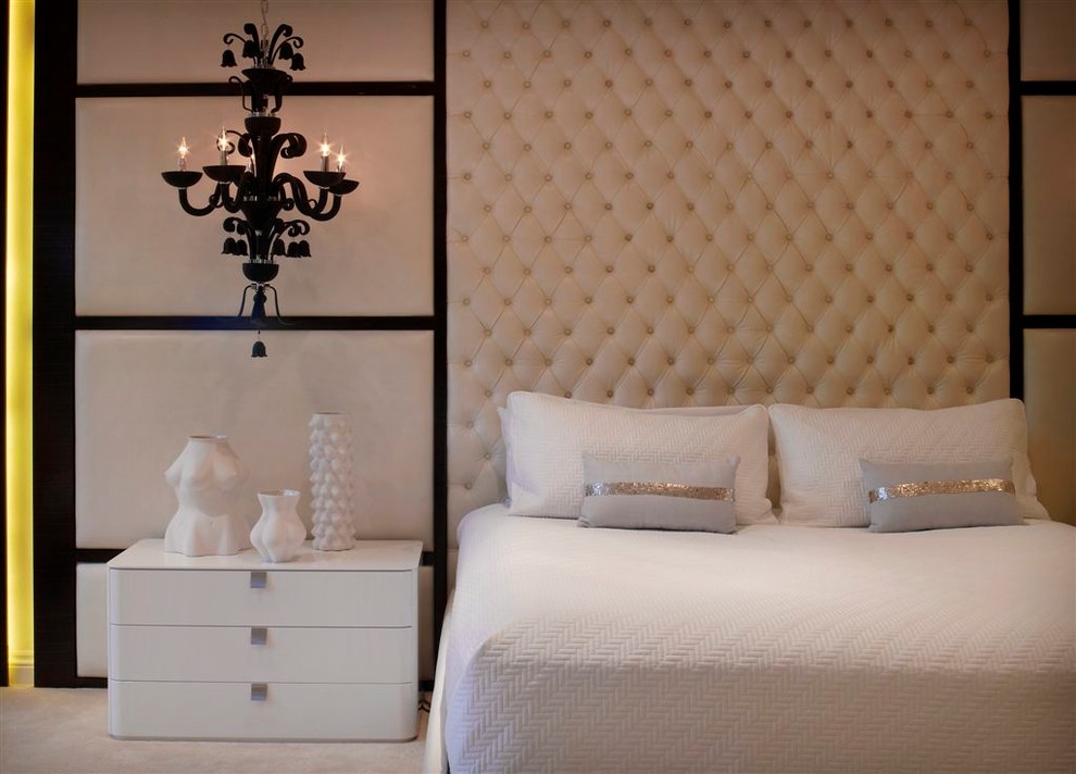 Стильный дизайн: огромная хозяйская спальня в современном стиле с бежевыми стенами и ковровым покрытием - последний тренд