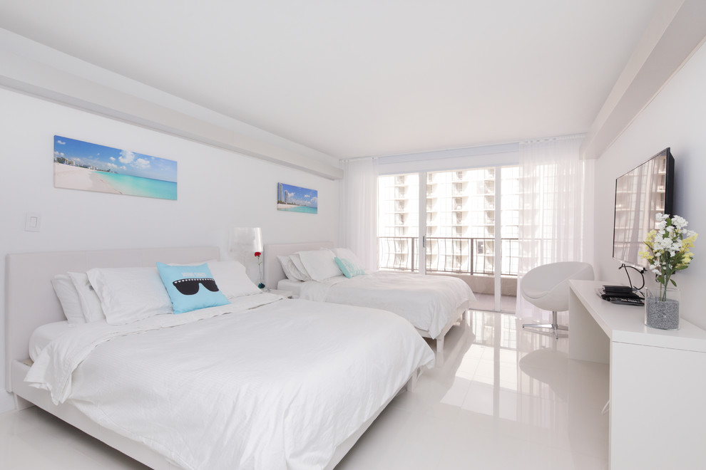 На фото: спальня в стиле модернизм с белыми стенами и полом из керамогранита с