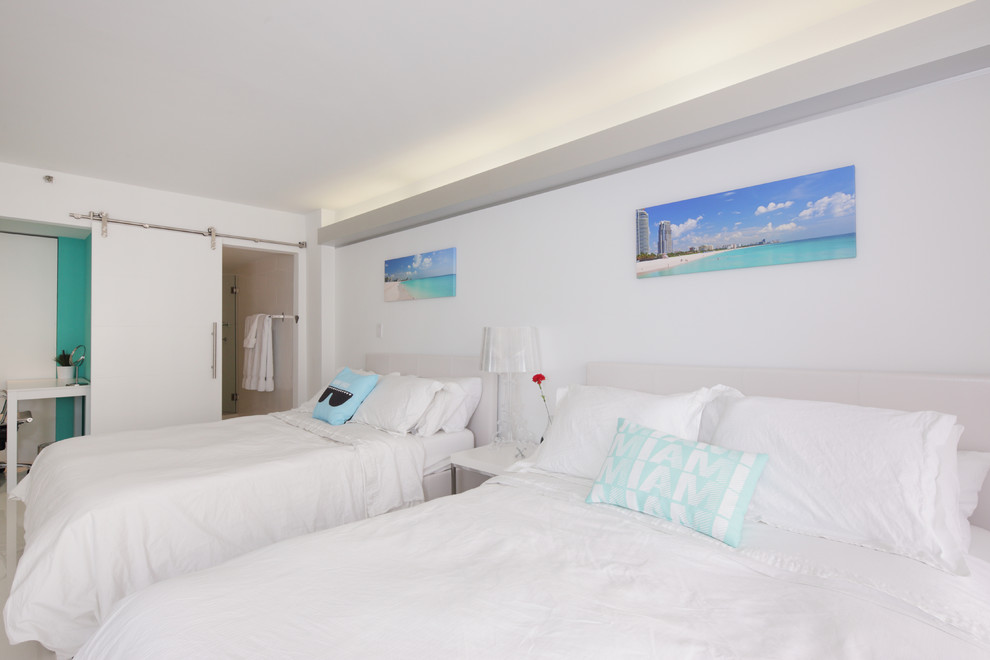 Пример оригинального дизайна: спальня в морском стиле с белыми стенами и полом из керамогранита